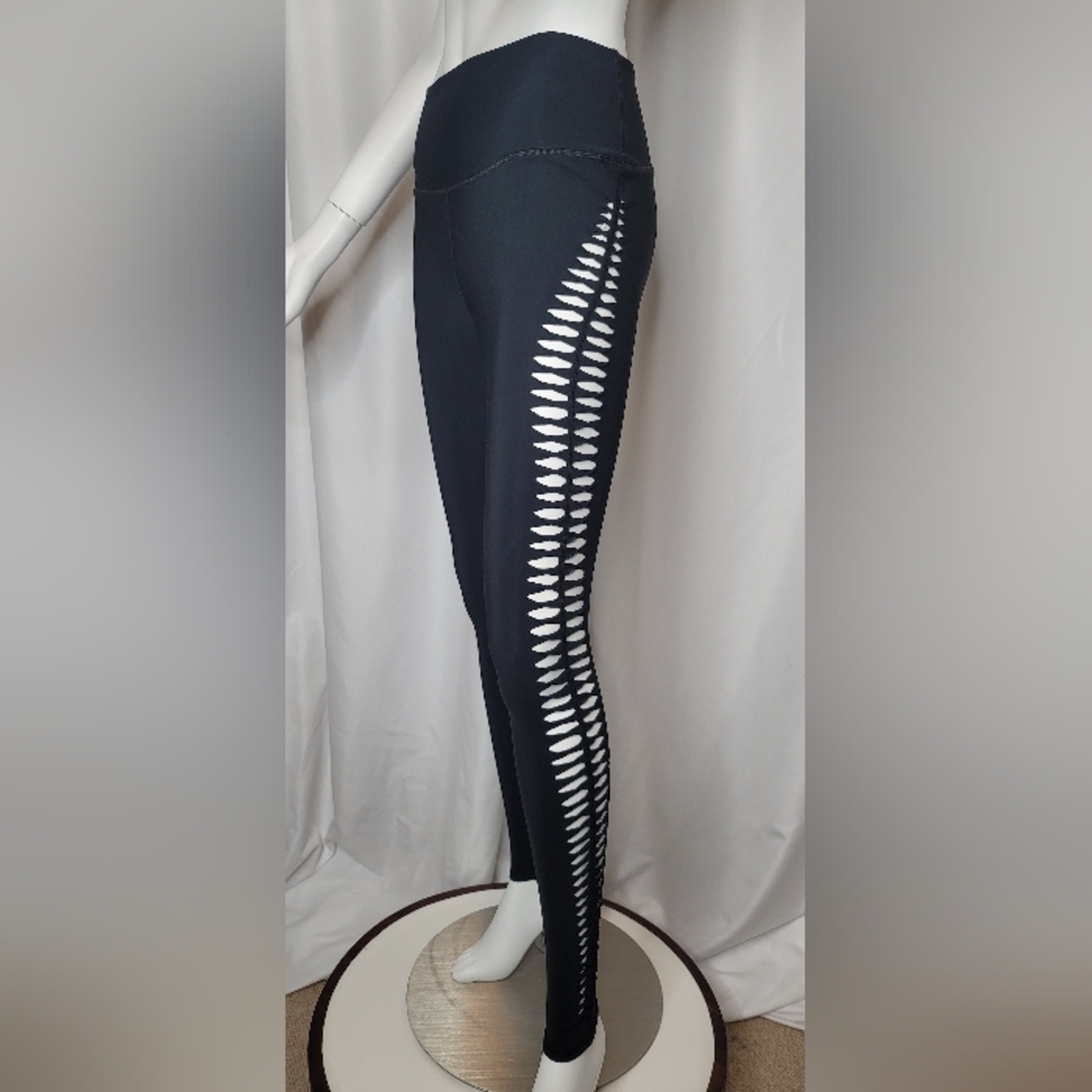ALO Yoga Black Leggings with High Waist and Moisture-Wicking Fabric